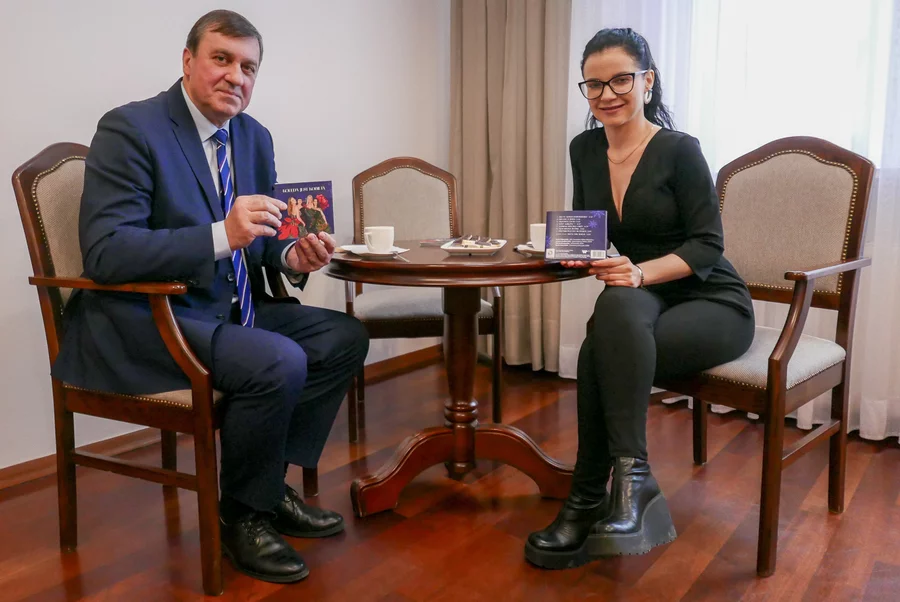Joanna Dudkowska przekazała burmistrzowi kilka egzemplarzy płyty z nadrukowanym logo Kościana.
