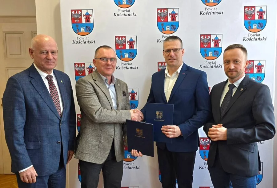 Umowę podpisali wójt Andrzej Przybyła, starosta Artur Opas, przedstawiciel wykonawcy Krzysztof Kluczyk i wicestarosta Albert Pelec