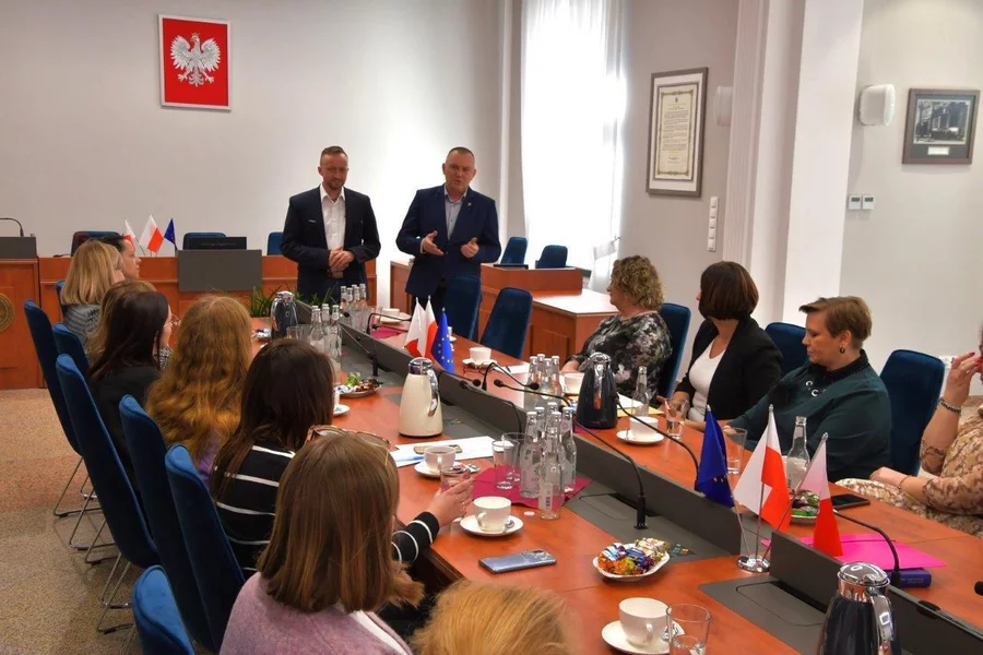 Starostowie przekazali skrzyneczki dyrektorkom 16 szkół