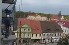 Kościański rynek, piątek 22 kwietnia 2005, godzina 11.30. Trwa remont elewacji ratusza. Po rewaloryzacji zabytku będziemy mieli ratusz w odcieniu piaskowo-oliwkowym