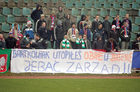 Stadion Miejski, sobota 5 listopada 2005 roku. Trwa mecz piłki nożnej Obra Kościan - Mieszko Gniezno (1:1). Część kibiców w ostrych i niecenzuralnych słowach krytykuje działania zarządu klubu