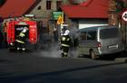 Czempiń, ul. Kościelna, 10 marca. OSP Czempiń gasi dostawcze auto, która zapaliło się kilka minut po godzinie 9.00.  <br> Fot. Zygmunt Kramek
