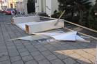 Poniedziałek, 9 lutego 2009. kościański rynek. Ktoś zniszczył jedną z pięciu wielkoformatowych fotografii ilustrujących