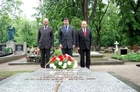 Kościan, 27 maja 2009. Z okazji dnia samorządowca na starym cmentarzu w Kościanie burmistrz miasta Michał Jurga, przewodniczący rady miejskiej Piotr Ruszkiewicz i 