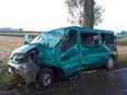 Bus uderzył w drzewo