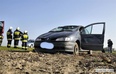 Renault wypadło z drogi i dachowało