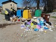 Osiedle nadal tonie w śmieciach
