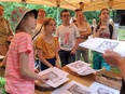 Rzeźbią w drewnie