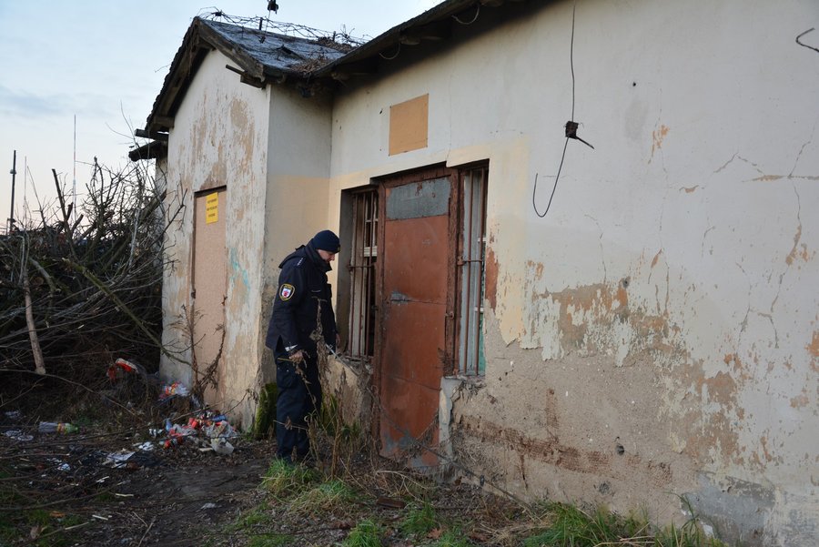 Strażnicy miejscy często kontrolują miejsca, w których schronienia szukają osoby bezdomne.