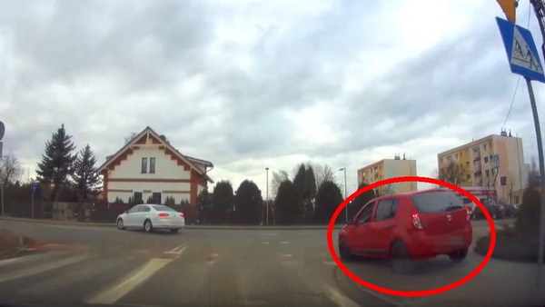 Jechał chodnikiem 