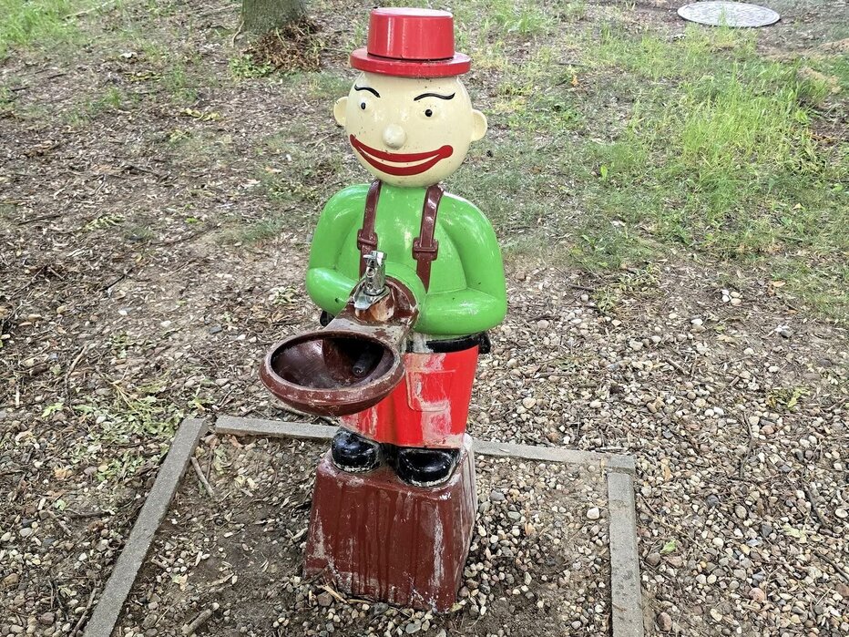 Tym razem zdewastowano zdrój na placu zabaw przy ul. Bączkowskiego