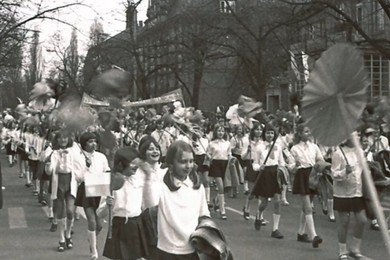 Kościańskie pochody 1-majowe. Fotografie sprzed lat