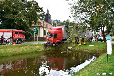 Niewiele brakowało, a wjechałby do stawu 