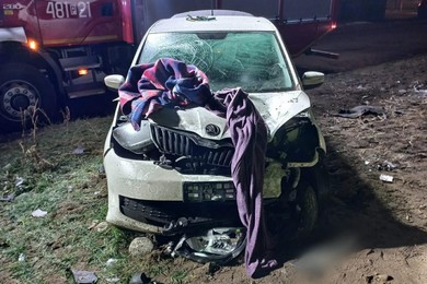 Czołowe zderzenie skody ze skuterem. Kierowca jednośladu trafił do szpitala