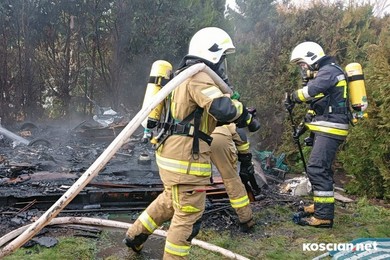 Spłonęła przyczepa. Na szczęście ogień nie dotarł do butli z gazem