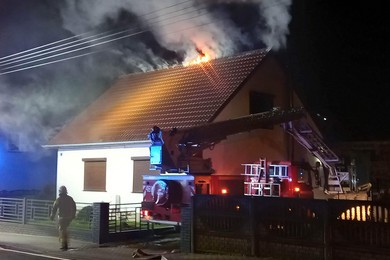 Pożar w budynku mieszkalnym. Ogień pojawił się na poddaszu 