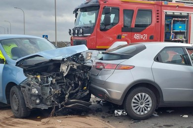 Wypadek z udziałem trzech samochodów