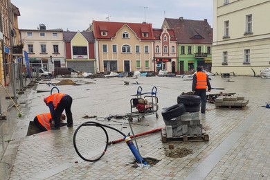 Przygotowania do posadzenia drzew na Rynku 