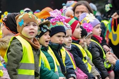 Przedszkolacy i uczniowie przywitali wiosnę