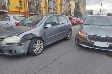 Pechowe parkowanie. Uderzył w skręcający samochód