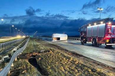 Przewrócony bus zablokował drogę ekspresową S5