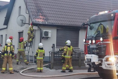 Zapalił się klimatyzator. Ogień przedostał się na poddasze