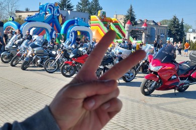 Samochody, motocykle i jedzenie ostrego burgera na czas