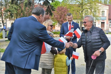 Tradycyjnie rozdawano biało-czerwone chorągiewki