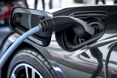 Porównanie samochodu elektrycznego i hybrydowego