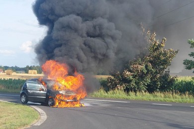 Spłonął citroen. Zapalił się podczas jazdy