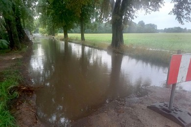 Ściana deszczu nad Czempiniem. Zalało siedem budynków