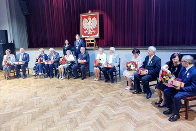 Medale dla par świętujących jubileusz 50-lecia małżeństwa