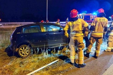 Na łuku drogi straciła panowanie nad autem