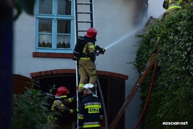 Pożar w budynku gospodarczym. Zagrożony był dom mieszkalny