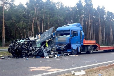 Bus zmiażdżony pomiędzy ciężarówkami. Kierowca w stanie ciężkim