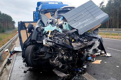 Tragiczny finał wypadku. Nie żyje kierowca zmiażdżonego busa