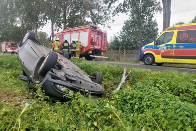 Zjechała z drogi i dachowała