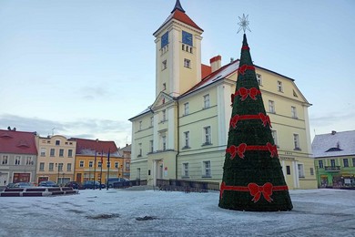 Rozpoczęto montaż świątecznych ozdób