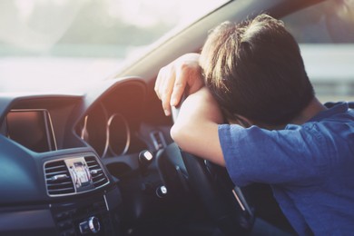 Upił się i zasnął z głową na klaksonie. Trąbił przez pół godziny