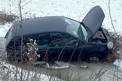 Ślisko! Jedno auto w rowie, drugie rozbite o drzewo 