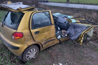 Zjechał z drogi i uderzył w drzewo. Wezwano śmigłowiec LPR