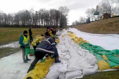 Ułożono 32 tysiące worków z piaskiem. Zapora czołowa jest zabezpieczona 