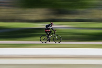 Jechał rowerem po drodze ekspresowej 