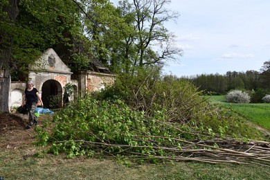 Uporządkowali połowę cmentarza. Będą kolejne akcje