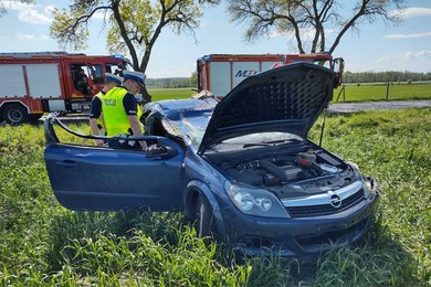 Zasnął za kierownicą. Auto uderzyło dachem w drzewo 