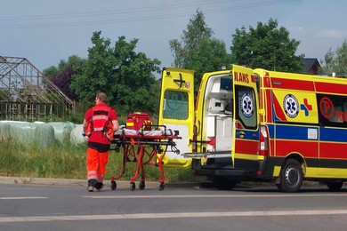 Potrąciła rowerzystkę. Poszkodowaną przewieziono do szpitala