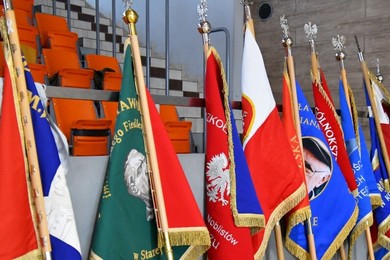 Na baczność, czy na spocznij?