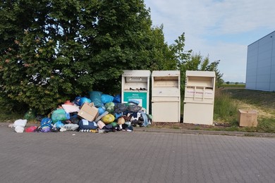 Problem narasta: dzikie wysypiska odzieży